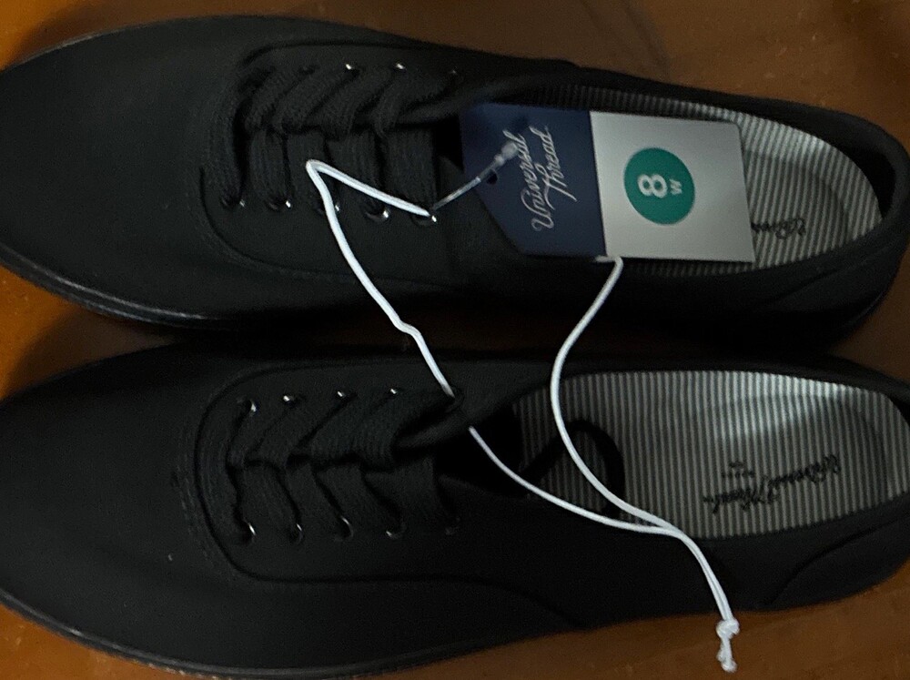 Universal Thread Women's Black Lace-Up Low Top Sneakers nwt 8 tennis shoes